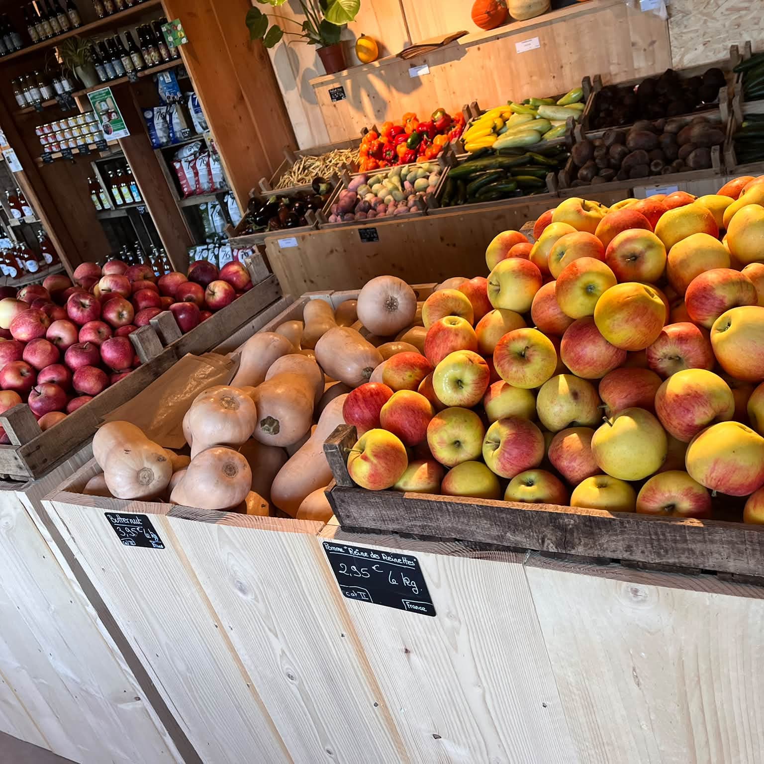 Le rayon fruits du magasin, pommes en cagette