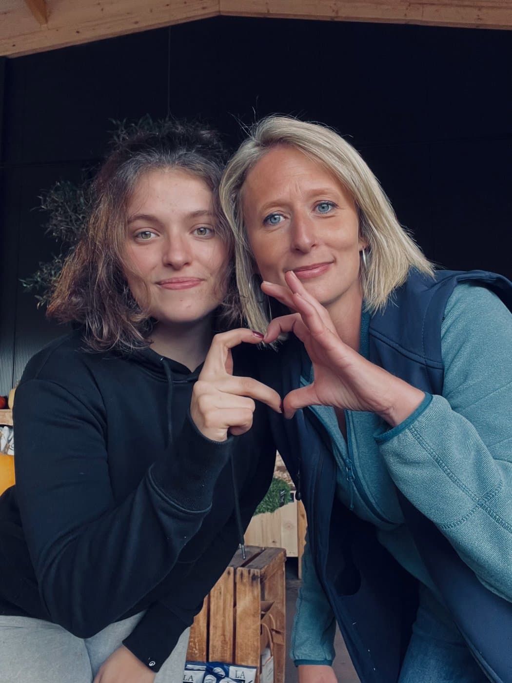 Amandine et Lesly, de l'équipe du magasin, font un cœur avec leurs mains